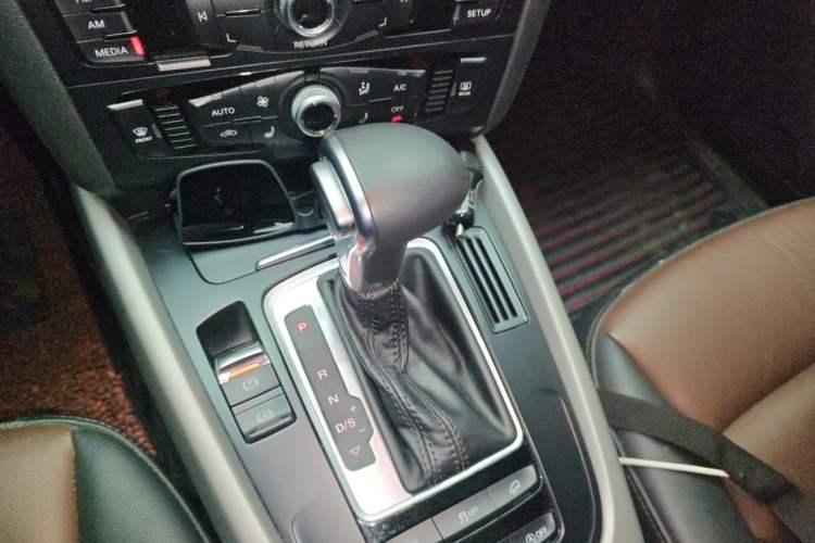 Used Audi Q5 2017 Plus 40 TFSI Ambition Model Gear Lever