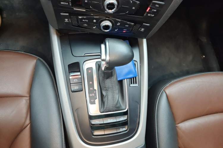 Used Audi Q5 2017 Plus 40 TFSI Ambition Model Gear Lever