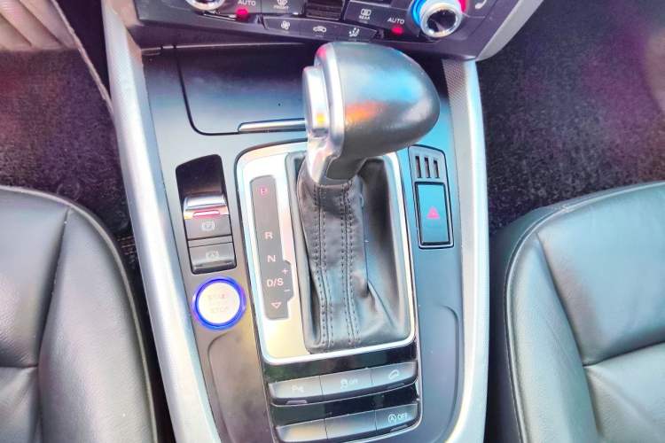 Used Audi Q5 2017 Plus 40 TFSI Ambition Model Gear Lever