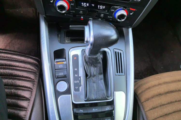 Used Audi Q5 2017 40 TFSI Technology Edition Gear Lever
