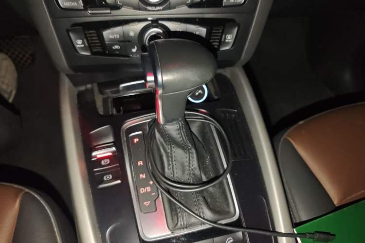 Used Audi Q5 2017 Plus 40 TFSI Ambition Model Gear Lever