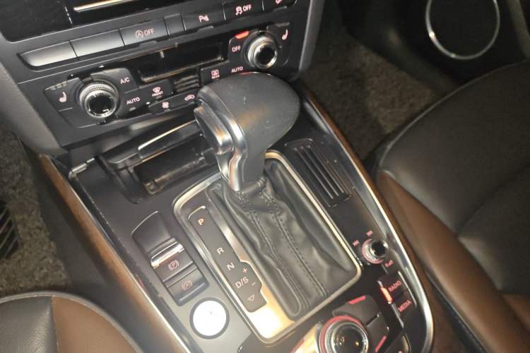 Used Audi Q5 2017 40 TFSI Comfort Model Gear Lever
