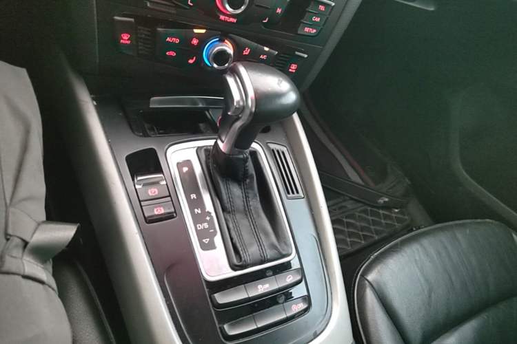 Used Audi Q5 2017 40 TFSI Ambition Edition Gear Lever