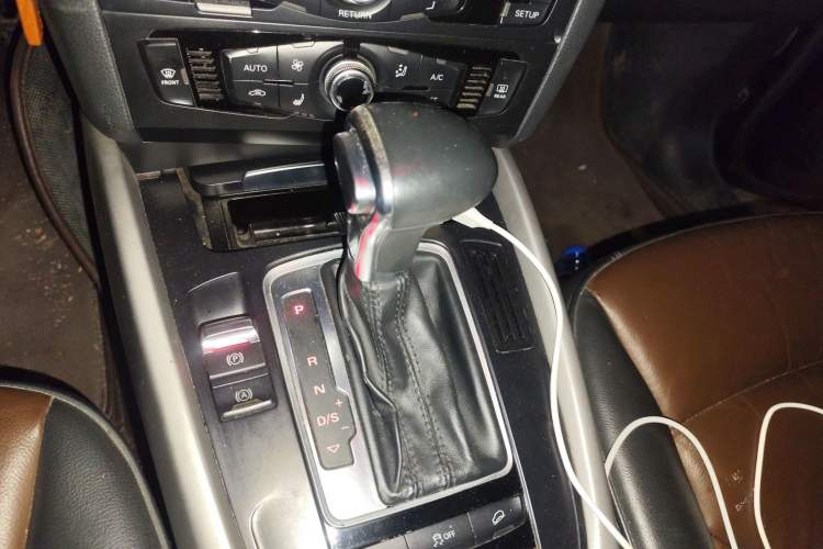 Used Audi Q5 2017 Plus 40 TFSI Ambition Model Gear Lever
