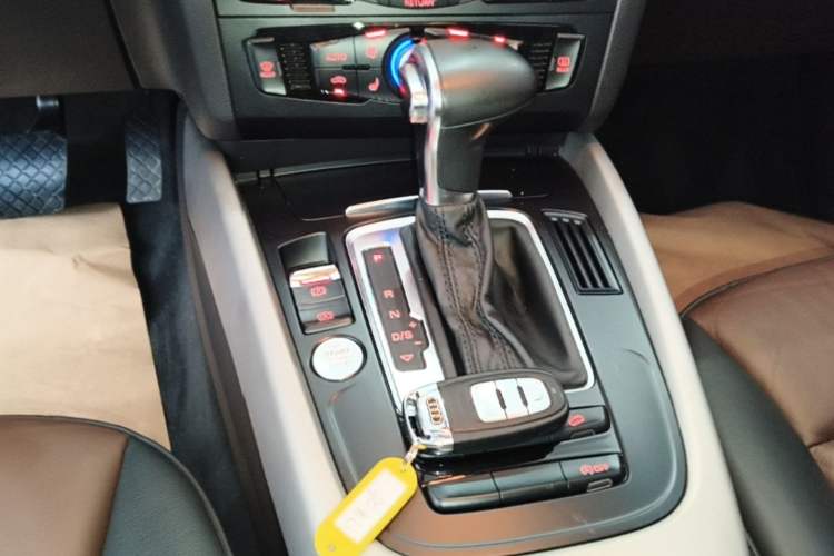 Used Audi Q5 2017 Plus 40 TFSI Ambition Model Gear Lever
