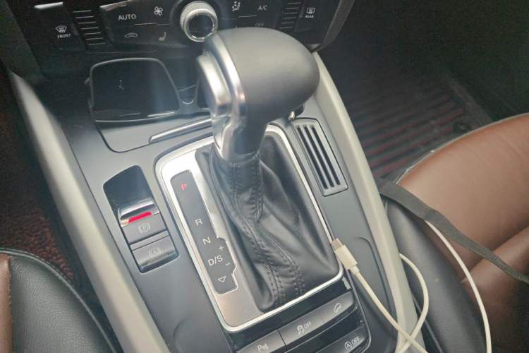 Used Audi Q5 2017 Plus 40 TFSI Ambition Model Gear Lever