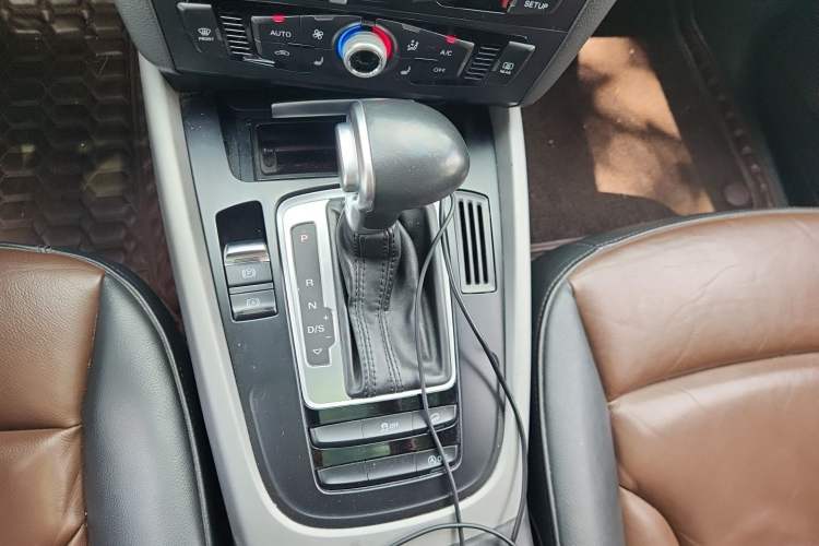 Used Audi Q5 2017 Plus 40 TFSI Ambition Model Gear Lever