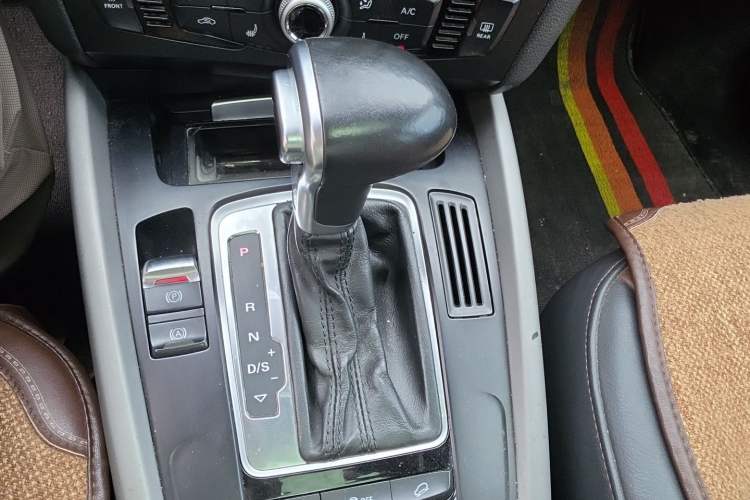 Used Audi Q5 2017 Plus 40 TFSI Ambition Model Gear Lever