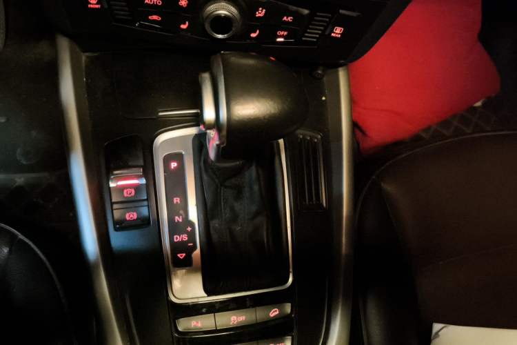 Used Audi Q5 2017 Plus 40 TFSI Ambition Model Gear Lever