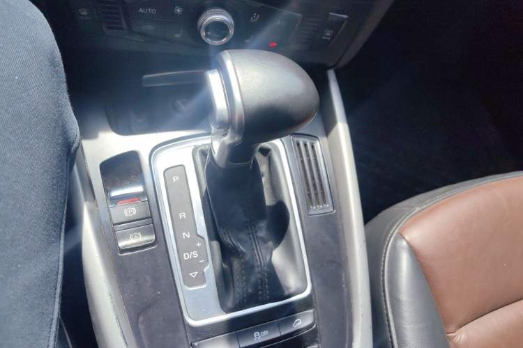 Used Audi Q5 2017 Plus 40 TFSI Ambition Model Gear Lever