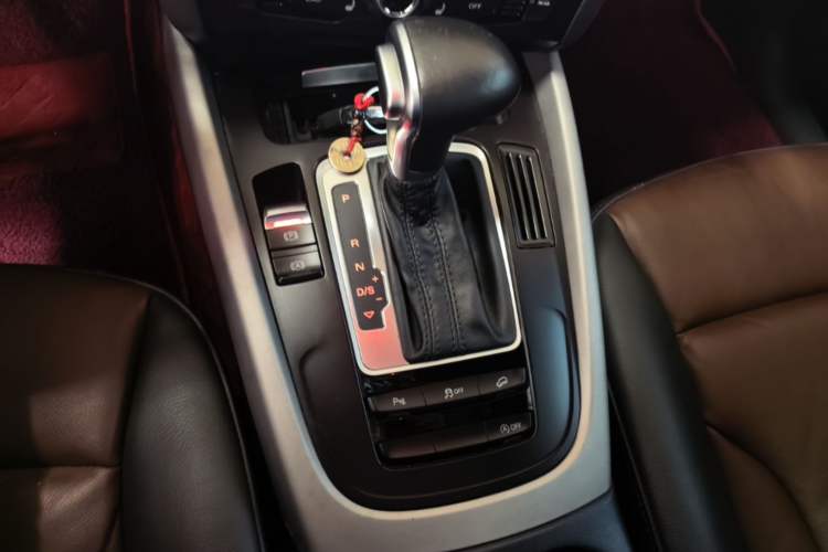 Used Audi Q5 2017 Plus 40 TFSI Ambition Model Gear Lever