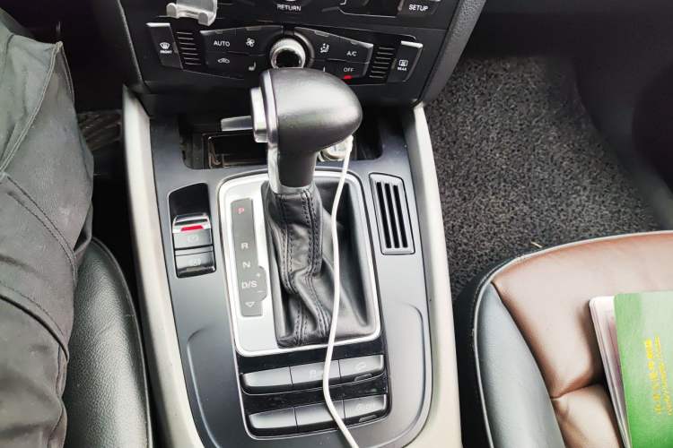 Used Audi Q5 2017 40 TFSI Ambition Edition Gear Lever