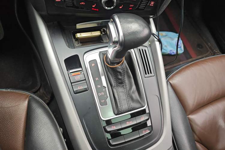 Used Audi Q5 2017 Plus 40 TFSI Ambition Model Gear Lever