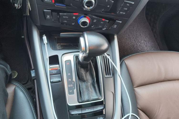 Used Audi Q5 2017 Plus 40 TFSI Ambition Model Gear Lever