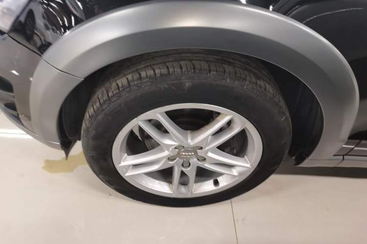 Used Audi Q5 2017 Plus 40 TFSI Technology Model Left Front Wheel Hub