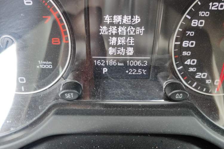 Used Audi Q5 2017 Plus 40 TFSI Ambition Model Odometer Close Up