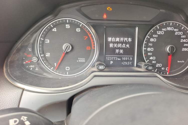 Used Audi Q5 2017 40 TFSI Ambition Edition Odometer Close Up