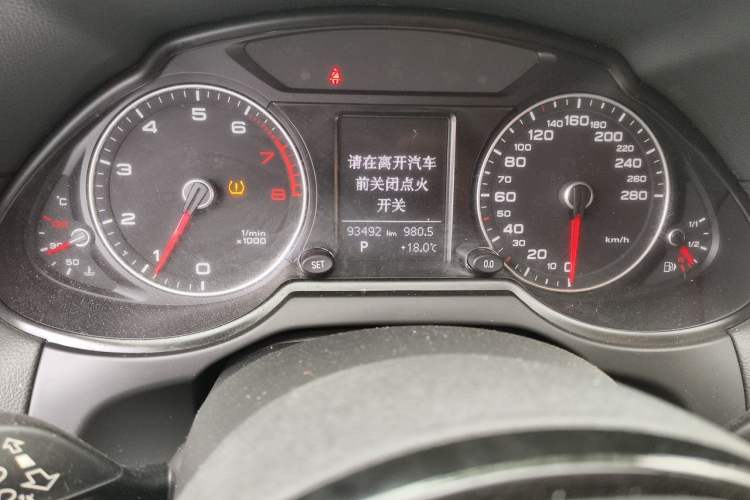 Used Audi Q5 2017 Plus 40 TFSI Ambition Model Odometer Close Up