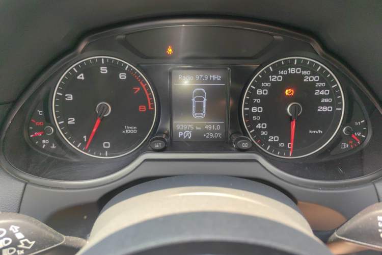 Used Audi Q5 2017 Plus 40 TFSI Ambition Model Odometer Close Up