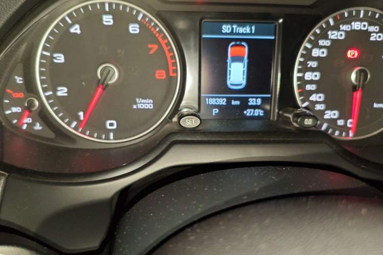 Used Audi Q5 2017 Plus 40 TFSI Technology Model Odometer Close Up