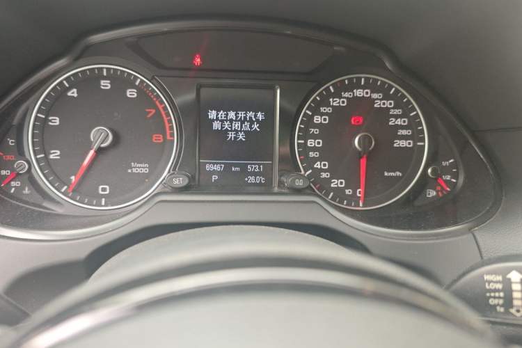 Used Audi Q5 2017 Plus 40 TFSI Technology Model Odometer Close Up