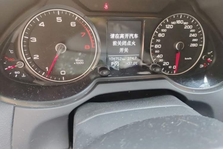 Used Audi Q5 2017 40 TFSI Ambition Edition Odometer Close Up