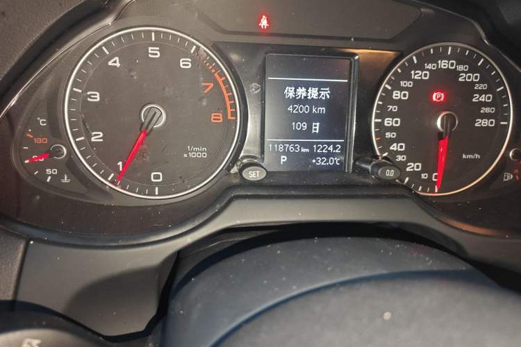 Used Audi Q5 2017 Plus 40 TFSI Ambition Model Odometer Close Up