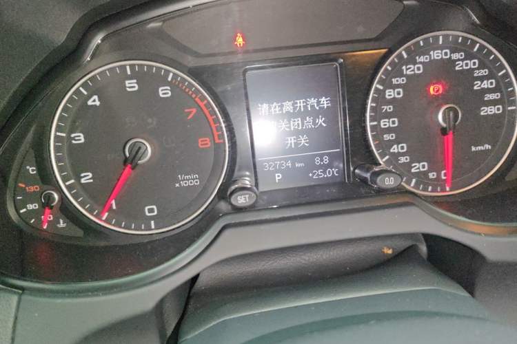 Used Audi Q5 2017 Plus 40 TFSI Ambition Model Odometer Close Up