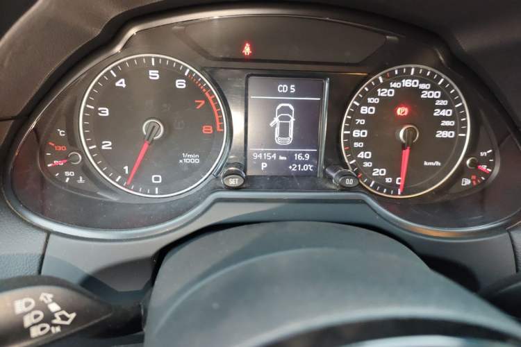 Used Audi Q5 2017 Plus 40 TFSI Ambition Model Odometer Close Up
