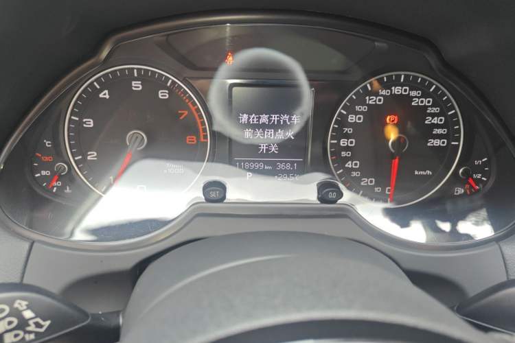 Used Audi Q5 2017 Plus 40 TFSI Ambition Model Odometer Close Up