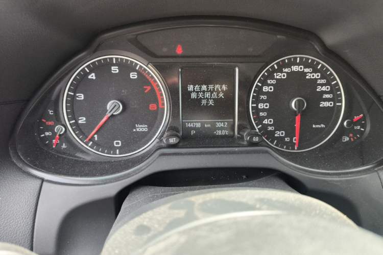 Used Audi Q5 2017 40 TFSI Comfort Model Odometer Close Up