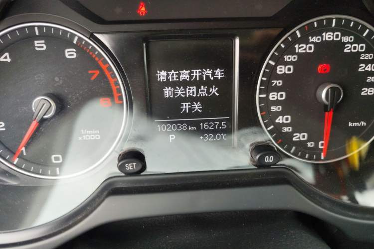 Used Audi Q5 2017 Plus 40 TFSI Ambition Model Odometer Close Up