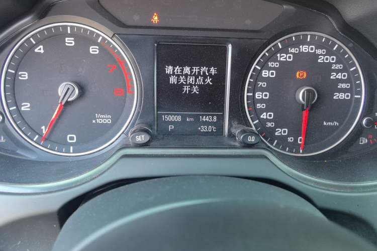 Used Audi Q5 2017 40 TFSI Comfort Model Odometer Close Up