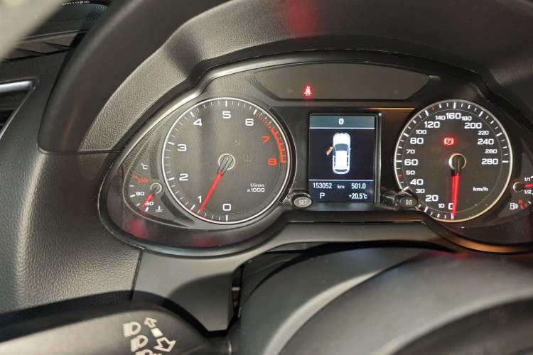 Used Audi Q5 2017 40 TFSI Comfort Model Odometer Close Up