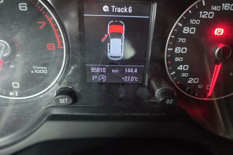 Used Audi Q5 2017 40 TFSI Comfort Model Odometer Close Up