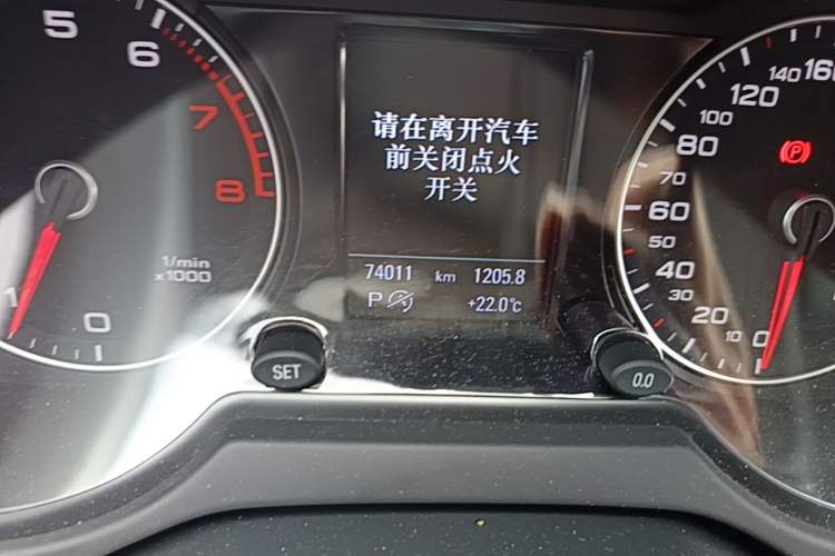 Used Audi Q5 2017 40 TFSI Comfort Model Odometer Close Up