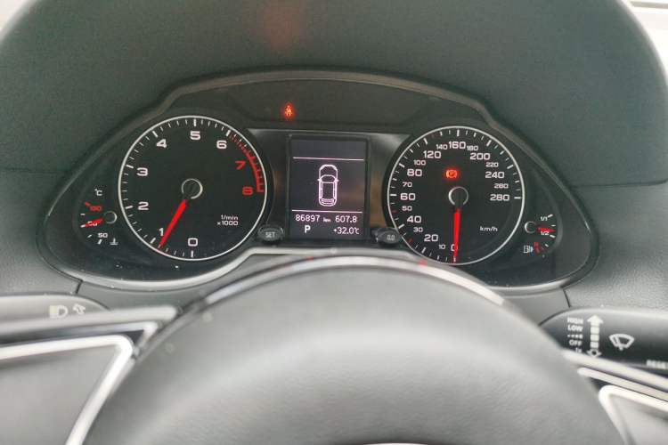 Used Audi Q5 2017 40 TFSI Ambition Edition Odometer Close Up
