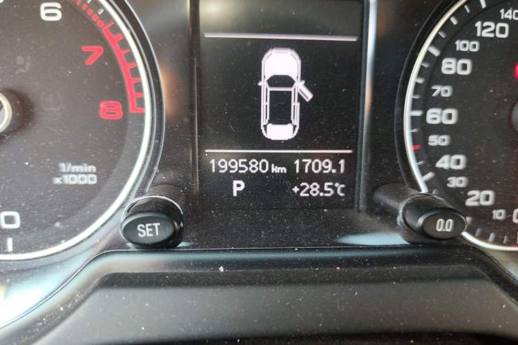 Used Audi Q5 2017 Plus 40 TFSI Ambition Model Odometer Close Up