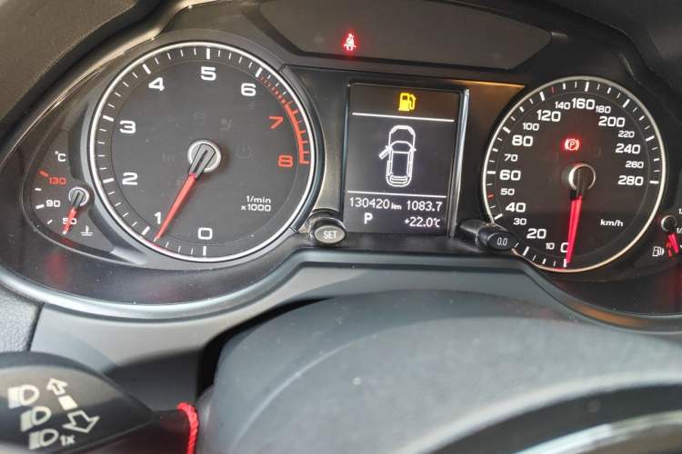 Used Audi Q5 2017 40 TFSI Ambition Edition Odometer Close Up