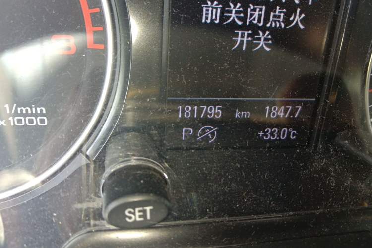 Used Audi Q5 2017 40 TFSI Comfort Model Odometer Close Up