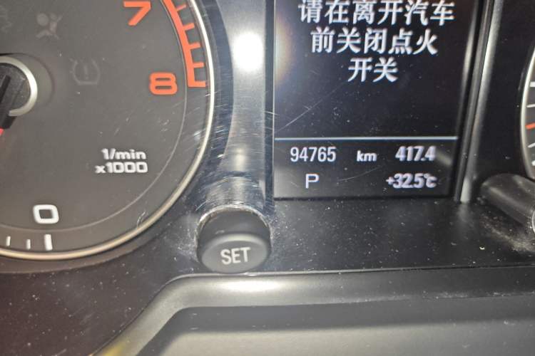 Used Audi Q5 2017 40 TFSI Comfort Model Odometer Close Up