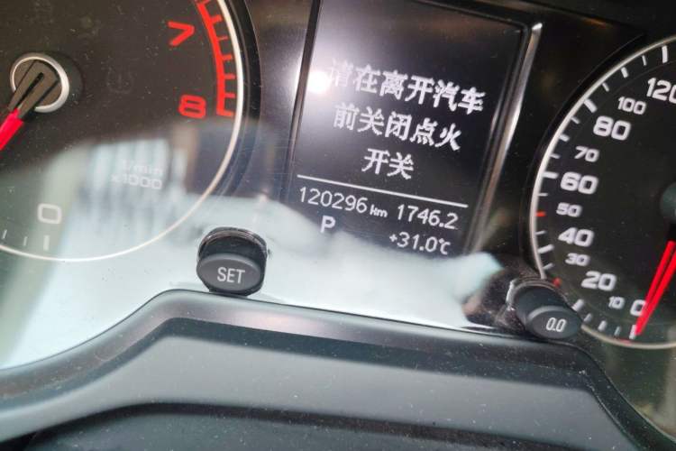 Used Audi Q5 2017 40 TFSI Ambition Edition Odometer Close Up