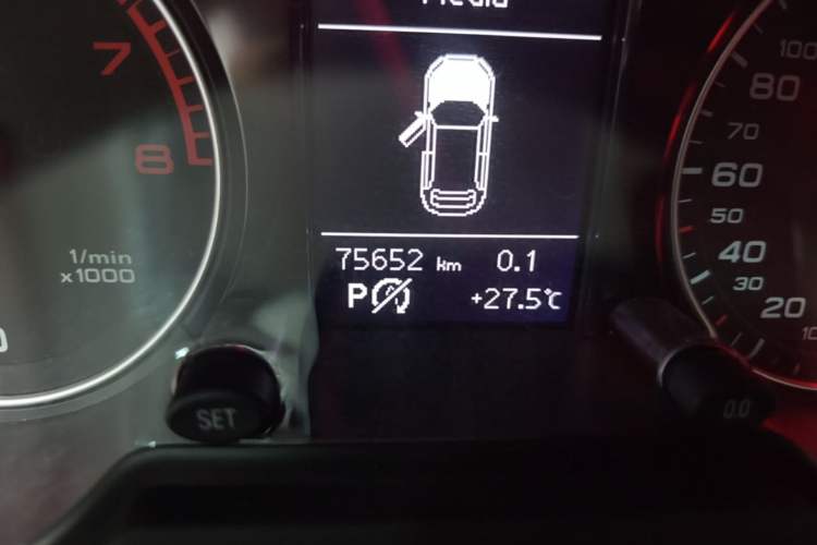Used Audi Q5 2017 Plus 40 TFSI Ambition Model Odometer Close Up