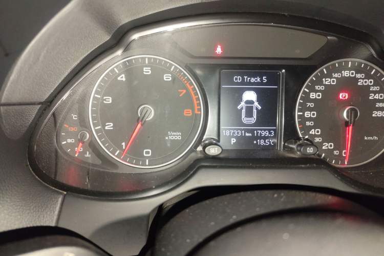 Used Audi Q5 2017 Plus 40 TFSI Ambition Model Odometer Close Up