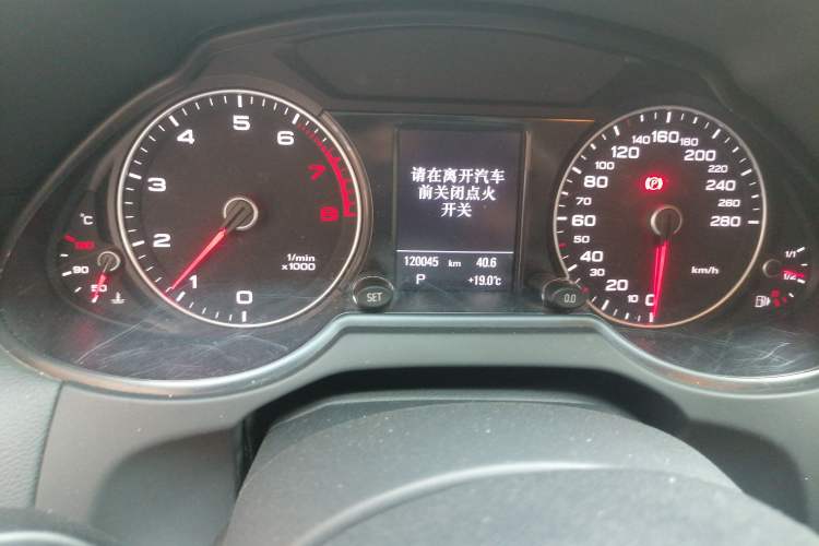 Used Audi Q5 2017 40 TFSI Technology Edition Odometer Close Up