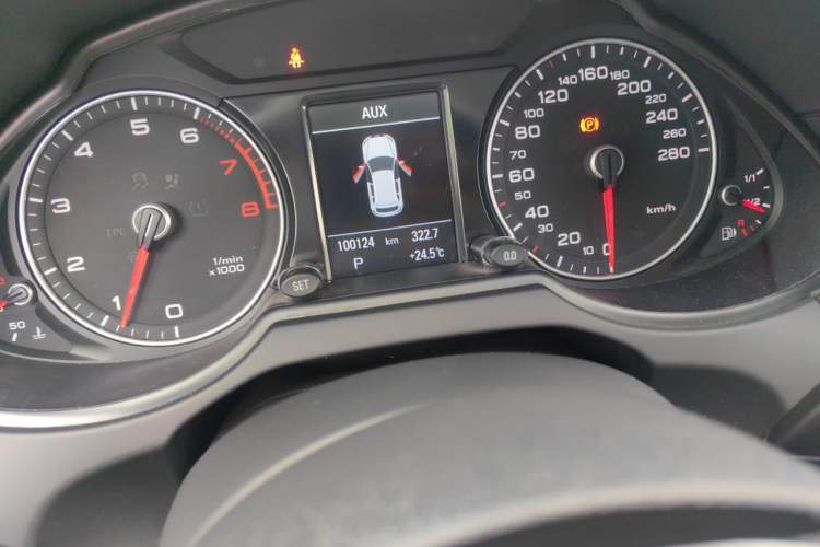Used Audi Q5 2017 Plus 40 TFSI Technology Model Odometer Close Up