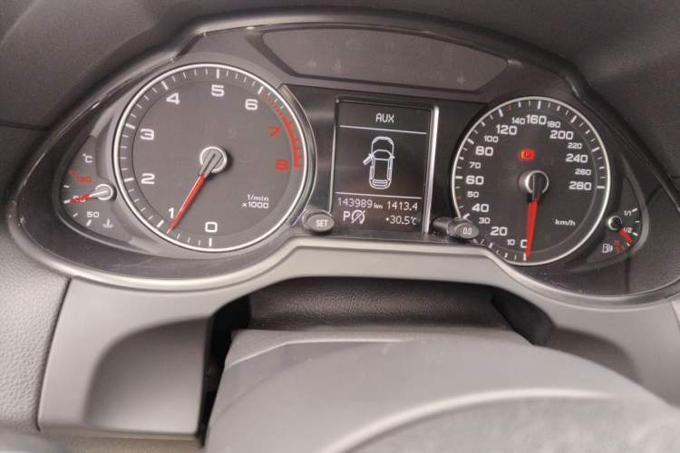 Used Audi Q5 2017 40 TFSI Ambition Edition Odometer Close Up