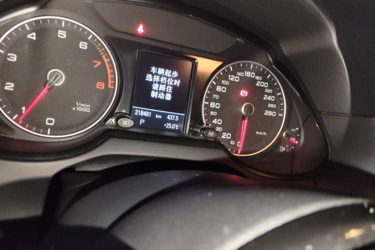 Used Audi Q5 2017 40 TFSI Comfort Model Odometer Close Up