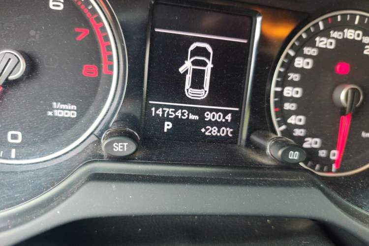 Used Audi Q5 2017 Plus 40 TFSI Ambition Model Odometer Close Up