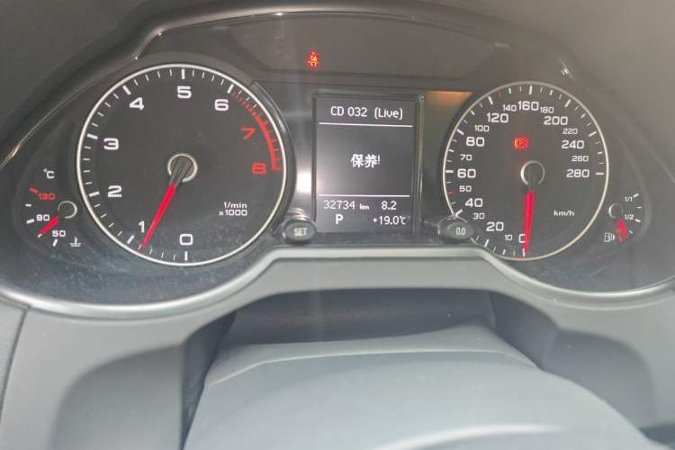Used Audi Q5 2017 Plus 40 TFSI Ambition Model Odometer Close Up
